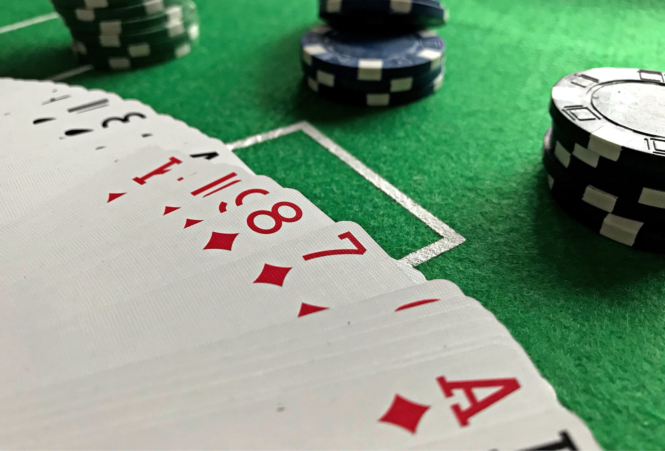 10 Ways to Become Better at Texas Hold Em