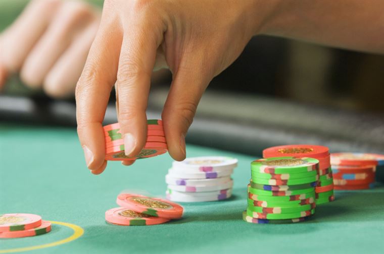 Poker Hand Showdown: Demystifying the Duel – Straight vs. Flush